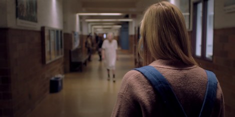 it-follows-movie-reviews-maika-monroe